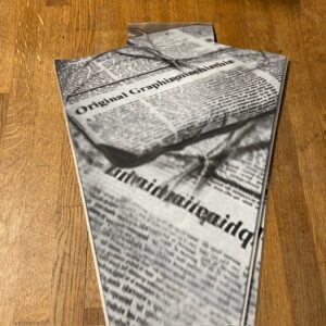 PÅSE MED TIDNINGSMÖNSTER 52X35X10